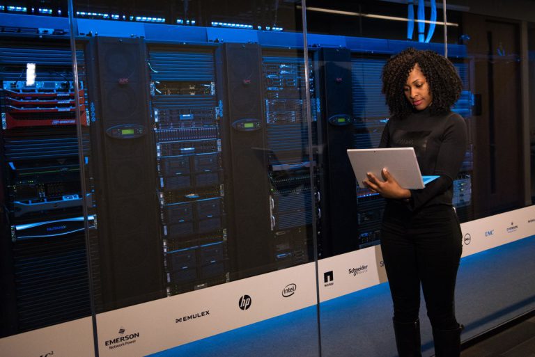 Architecte cloud : missions, compétences et salaire en 2025